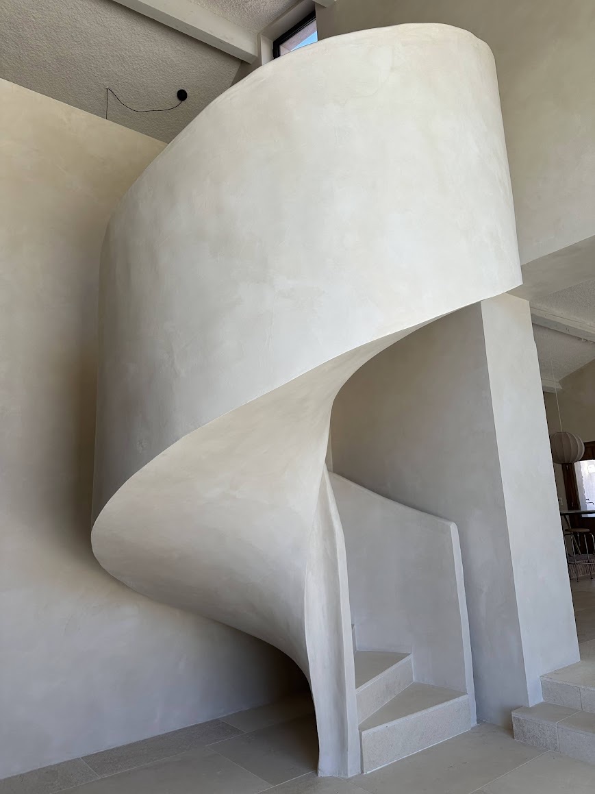 Escalier sculpté enduit à la chaux — villa à Eygalières