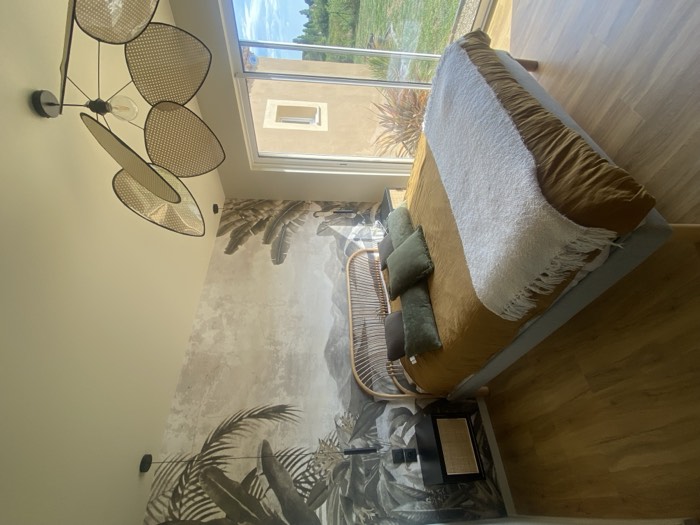 Chambre : panoramique paysage et suspension en rotin