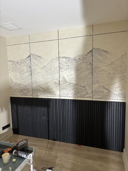 Panoramique montagnes à l'encre et panneau acoustique à tasseaux noirs