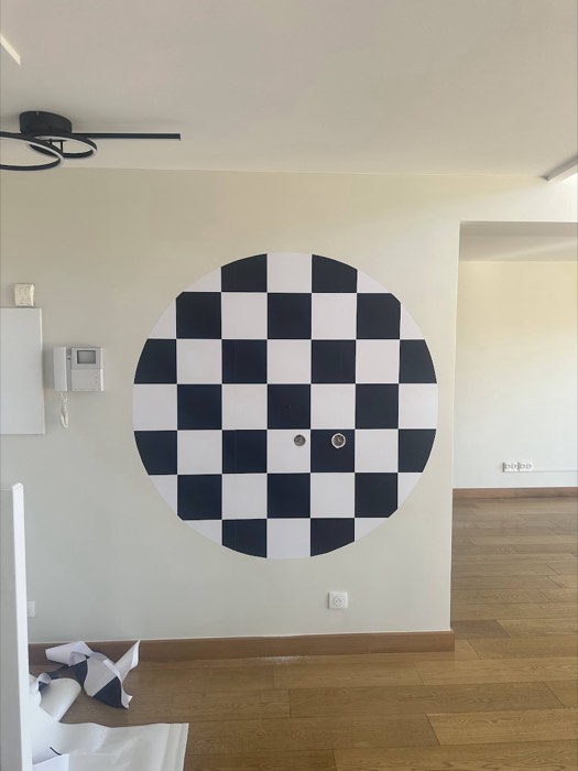 Médaillon damier noir et blanc peint au mur