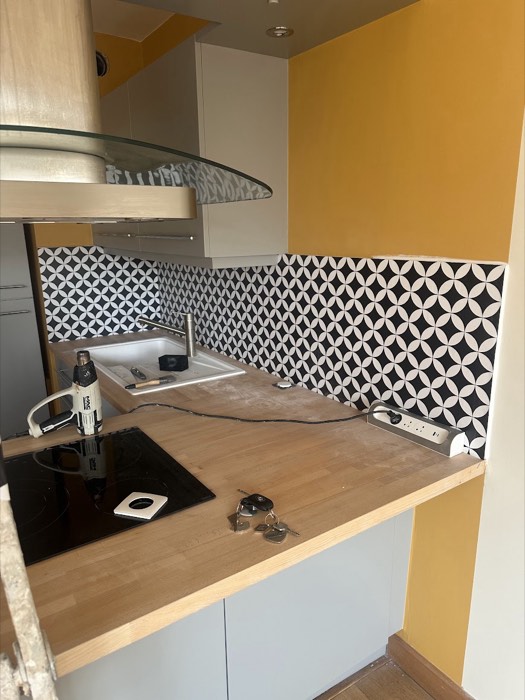Kitchenette : crédence graphique noir et blanc et mur moutarde
