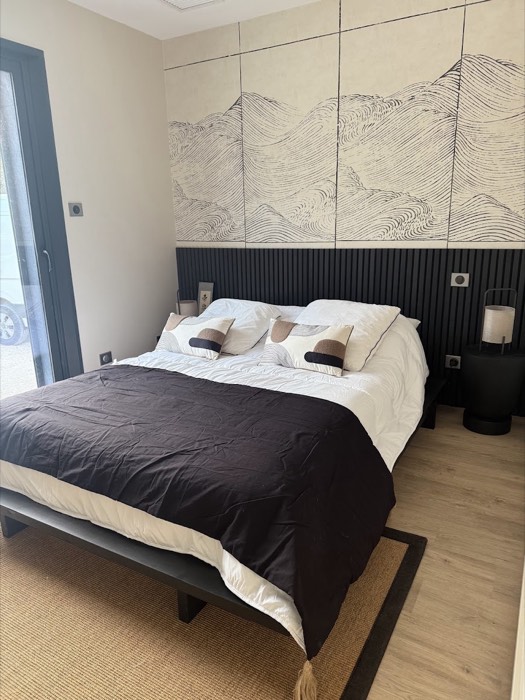 Chambre : panoramique montagnes et tête de lit à tasseaux noirs