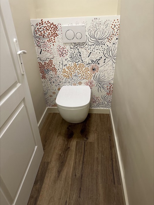 WC habillé d'un papier peint floral aux tons terracotta