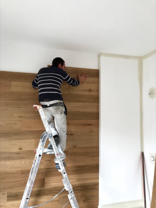 Pose d'un bardage en chêne massif au mur