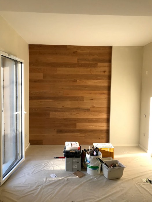 Mur d'accent en bardage bois, finitions en cours