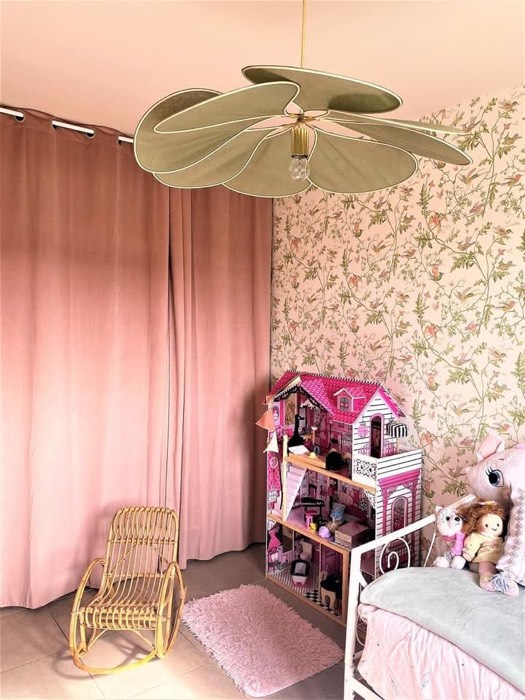 Chambre d'enfant en papier peint fleuri et rideaux rose poudré