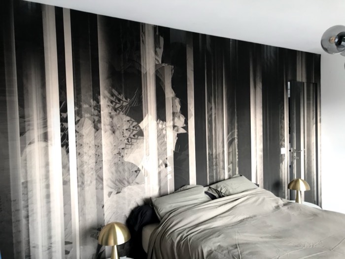 Chambre plongée dans un panoramique forêt noir et blanc