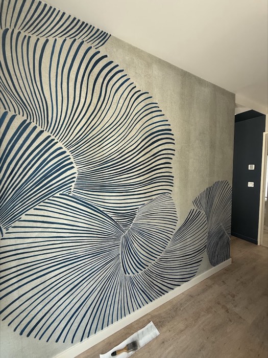 Papier peint graphique bleu nuit sur fond effet béton