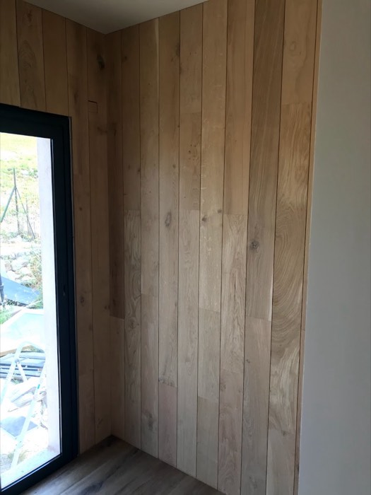 Mur entièrement habillé de planches de chêne brut