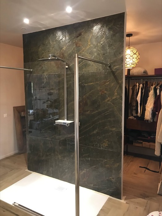 Douche ouverte habillée d'un panneau effet marbre vert