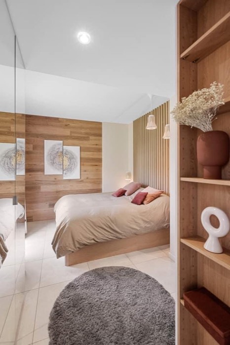 Chambre : bardage bois et étagères intégrées en niche