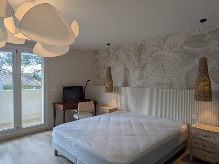Chambre lumineuse, panoramique végétal aux tons pastel