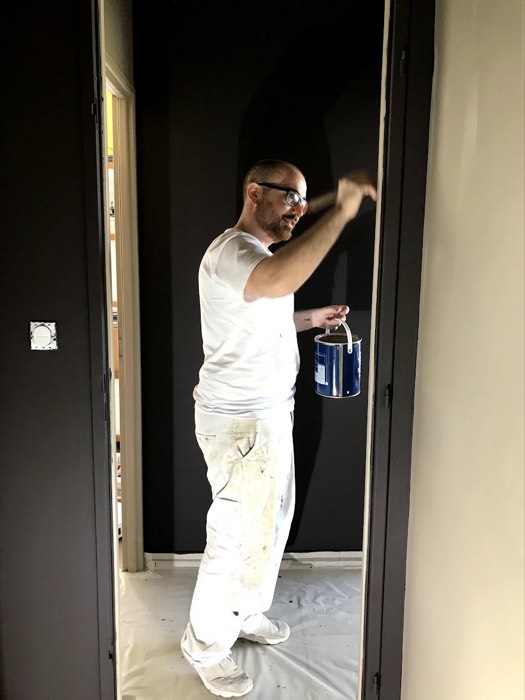 Mise en teinte d'un mur noir profond, réchampi des encadrements au pinceau