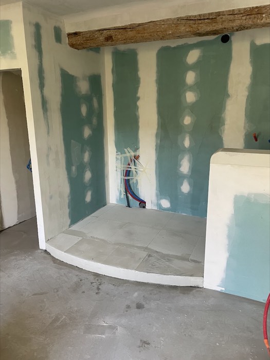 Muret arrondi et douche maçonnée en plaques hydrofuges