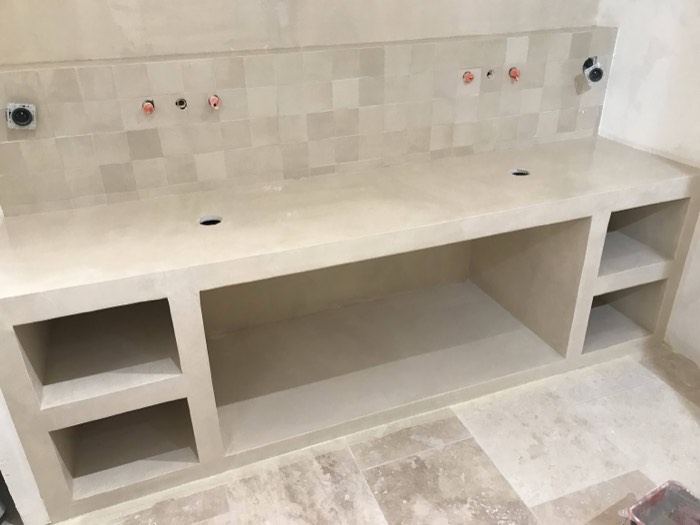 Meuble vasque maçonné à niches ouvertes, crédence en zelliges