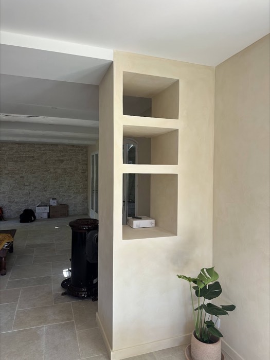 Niches décoratives creusées dans un mur de séparation