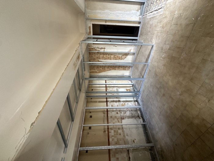Ossature d'un faux-plafond suspendu, vue en contre-plongée