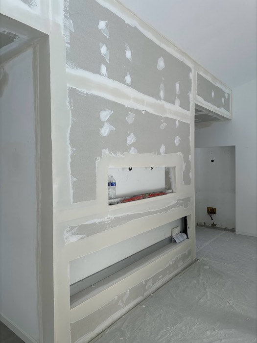 Mur TV en plaques de plâtre, niche et réservations avant enduit