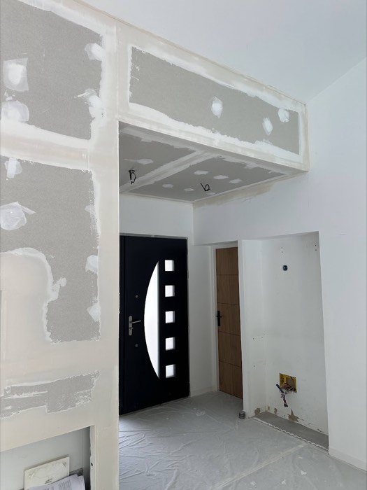 Soffite et retombées de plafond autour de la porte d'entrée