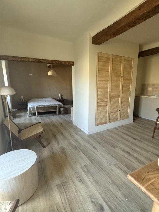 Chambre sous poutres apparentes, lames aspect chêne grisé