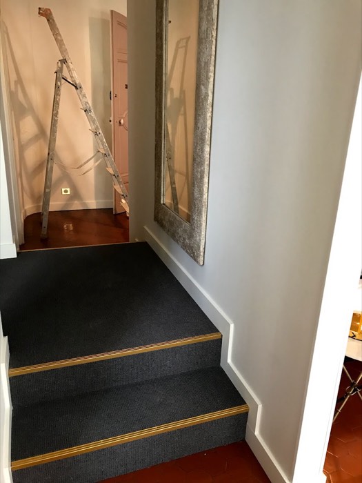 Escalier en moquette anthracite, nez de marche dorés