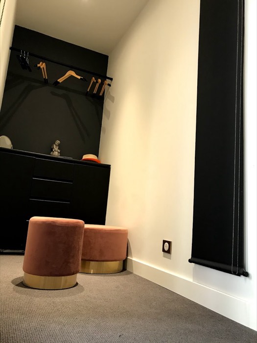 Entrée en moquette gris perle, poufs en velours