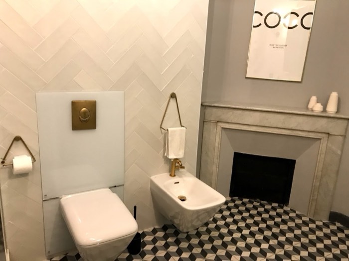 WC : faïence en chevrons et sol en carreaux ciment effet cube