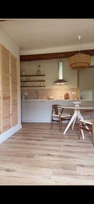 Cuisine et coin repas, sol en parquet clair
