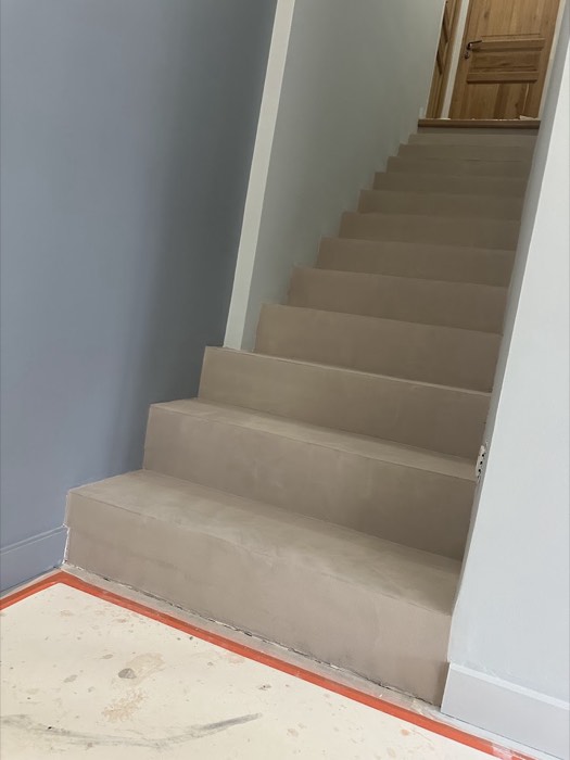 Escalier droit entièrement moquetté, ton grège