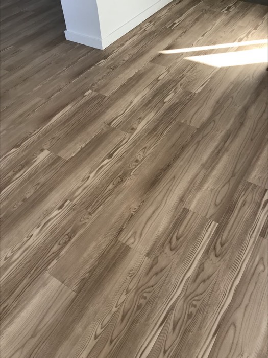 Détail des lames vinyle (LVT) au veinage marqué