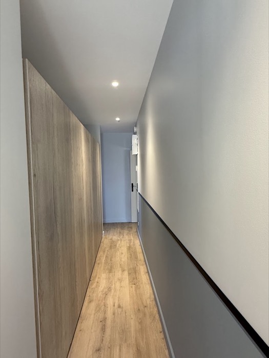 Couloir en lames aspect chêne, soubassement peint en gris