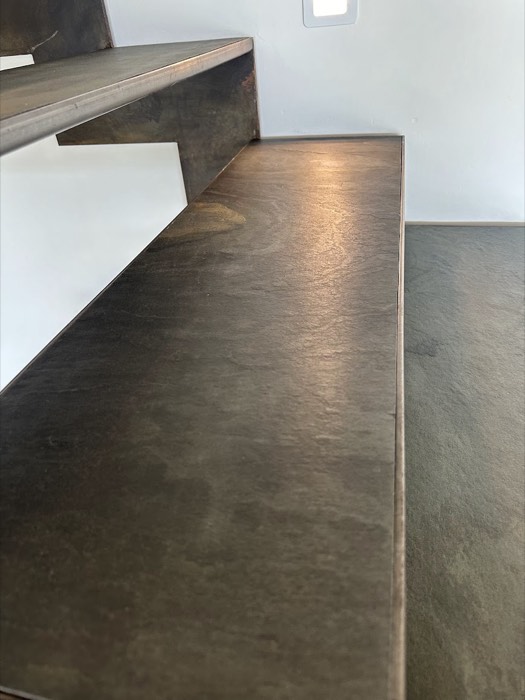 Détail d'une marche habillée, finition bois foncé
