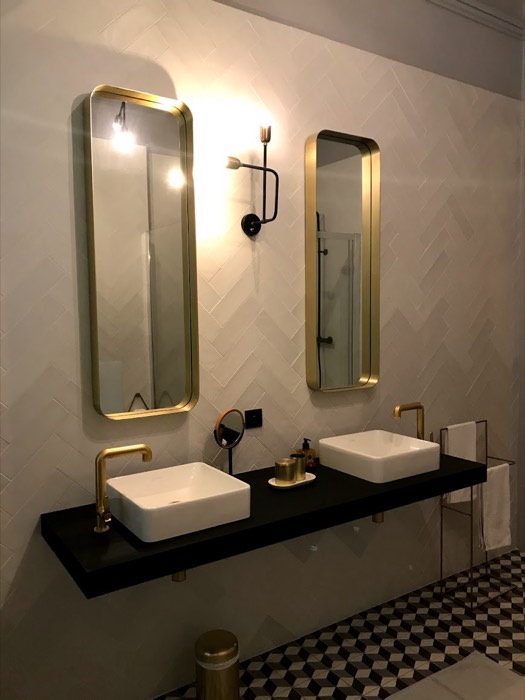 Double vasque sur plan noir, miroirs laiton et carreaux ciment noir et blanc